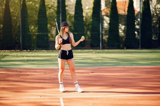 Piękna i stylowa dziewczyna na korcie tenisowym