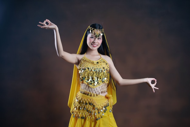 Piękna indyjska młoda hinduska kobieta model. Tradycyjny indyjski kostium żółty sari.