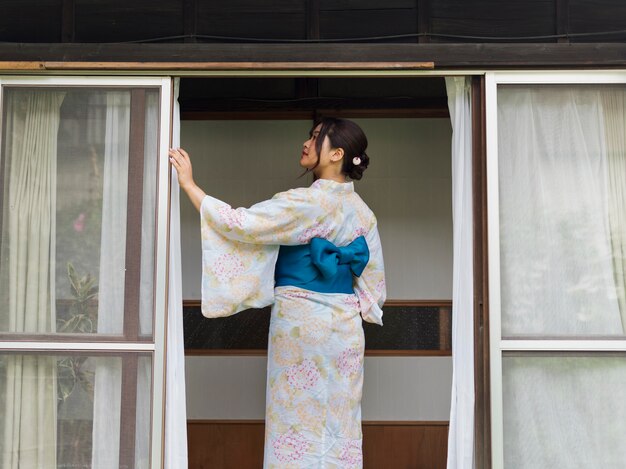 Piękna Japonka ubrana w tradycyjne kimono