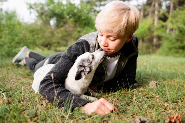 Piękna kobieta bawić się z jej psem