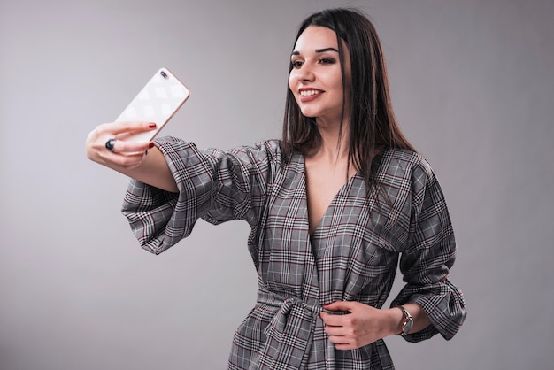 Bezpłatne zdjęcie piękna kobieta bierze selfie