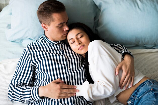 Piękna kobieta etniczne śpi z głową na klatce piersiowej partnera