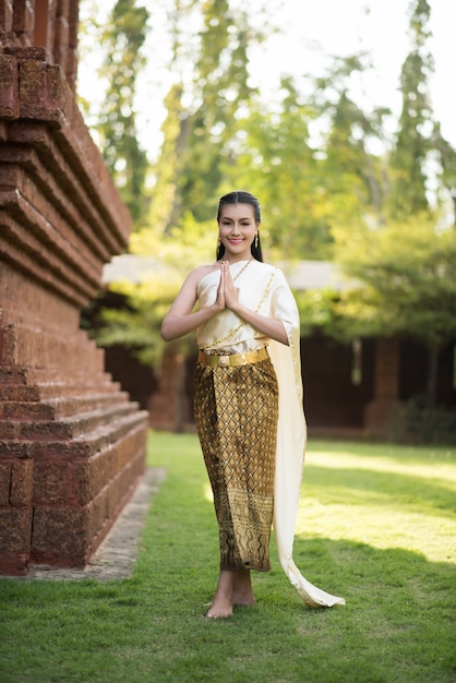 Bezpłatne zdjęcie piękna kobieta jest ubranym typową tajlandzką suknię