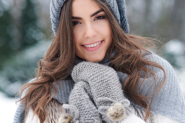 Piękna kobieta kochająca naturę zimą