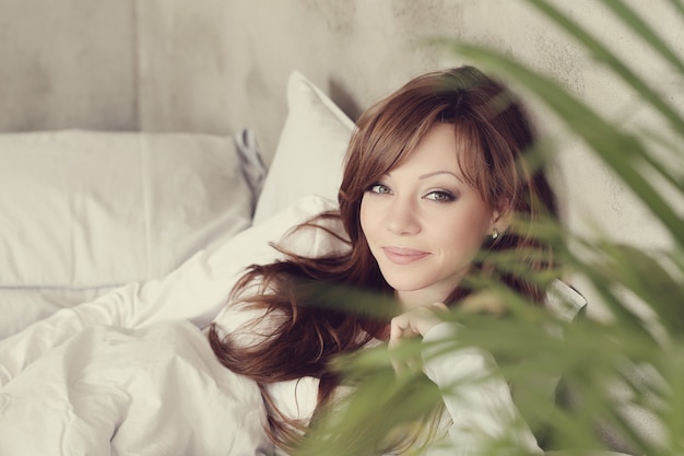 Bezpłatne zdjęcie piękna kobieta, leżąc w łóżku