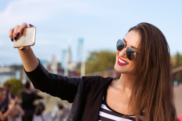 Piękna kobieta miejska podjęła zdjęcie siebie, selfie. Filtrowany obraz.