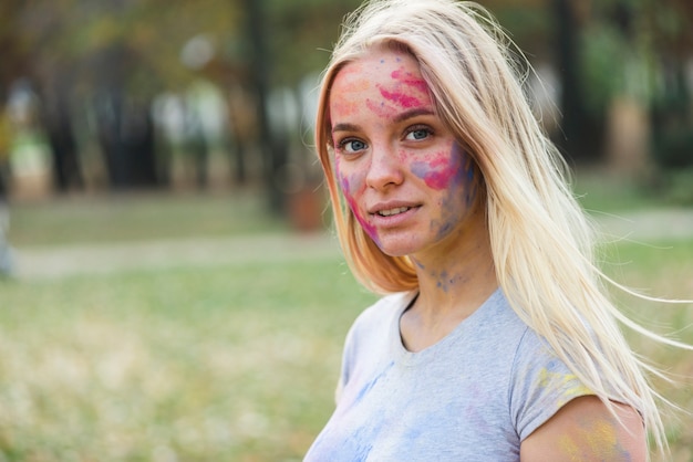 Bezpłatne zdjęcie piękna kobieta pozuje przy holi