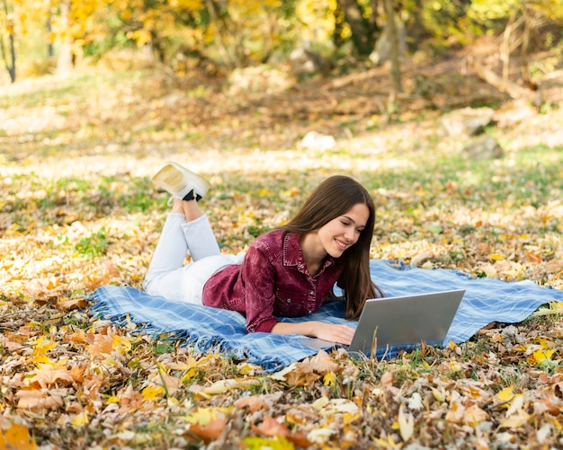 Piękna kobieta pracuje na jej laptopie