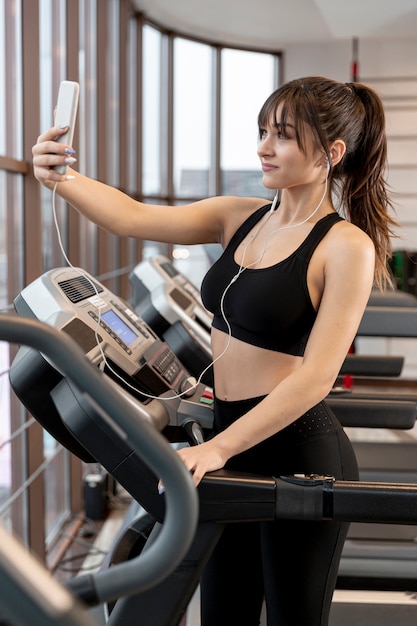 Piękna kobieta przy gym bierze selfie