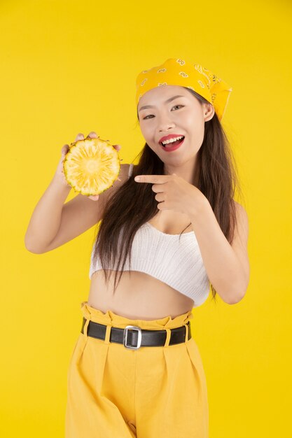 Piękna kobieta trzyma ananasa