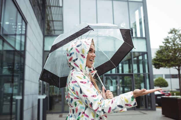 Piękna kobieta trzymając parasol