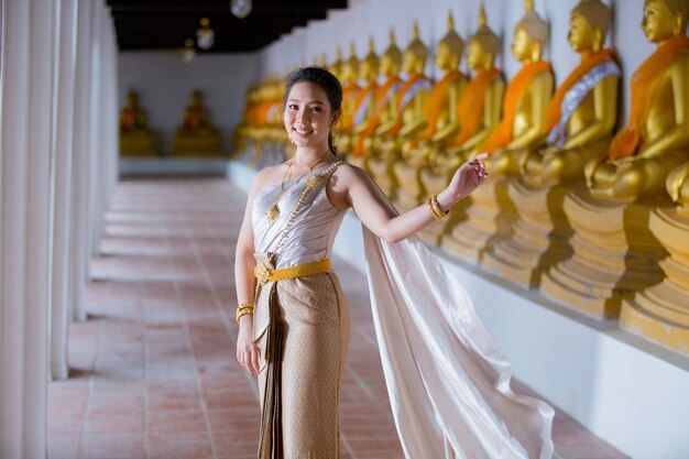 Piękna kobieta w Tajlandzkim starym tradycyjnym kostiumu, portret przy antyczną świątynią Ayutthaya