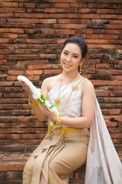 Piękna kobieta w Tajlandzkim starym tradycyjnym kostiumu, portret przy antyczną świątynią Ayutthaya
