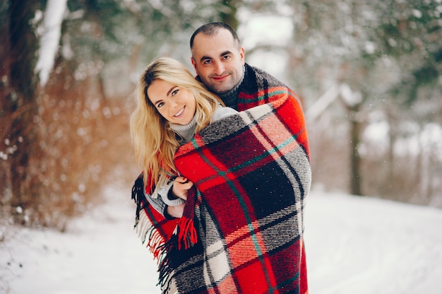 Piękna kobieta w winter park z mężem