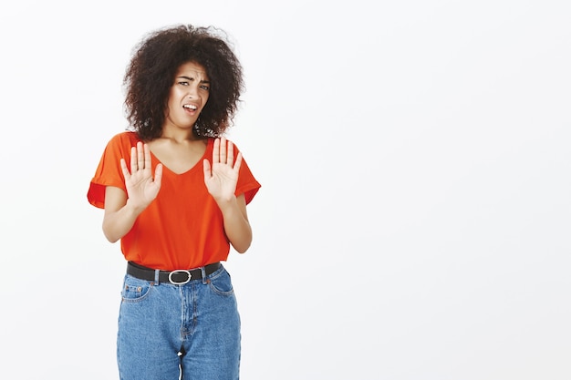 Piękna kobieta z fryzurą afro pozowanie w studio