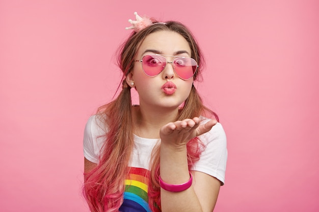Bezpłatne zdjęcie piękna kobieta z modnymi różowymi okularami przeciwsłonecznymi