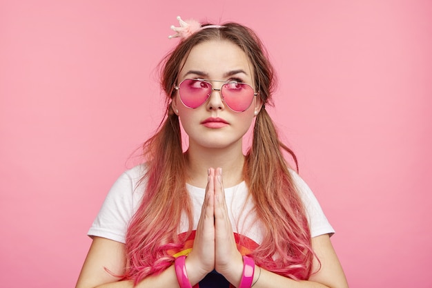 Bezpłatne zdjęcie piękna kobieta z modnymi różowymi okularami przeciwsłonecznymi