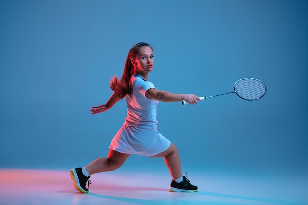 Piękna Mała Kobieta Praktykuje W Badmintona