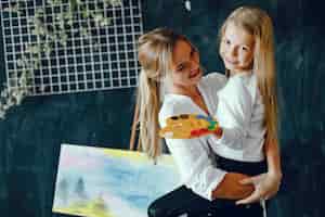 Bezpłatne zdjęcie piękna mama i córka rysują