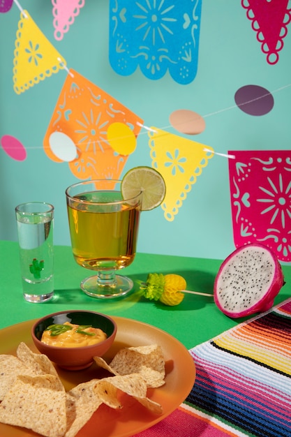 Bezpłatne zdjęcie piękna meksykańska dekoracja imprezowa z jedzeniem