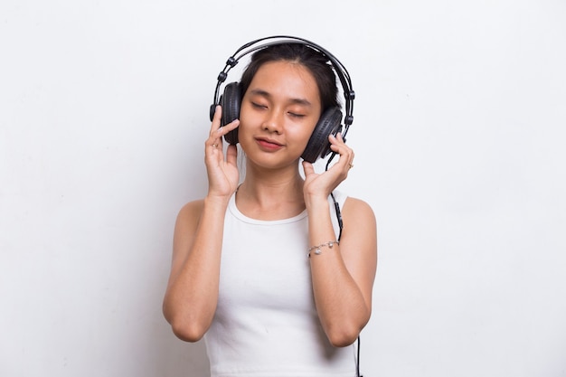 Piękna Młoda Azjatycka Kobieta Słucha Muzyki Na Białym Tle Premium Zdjęcia