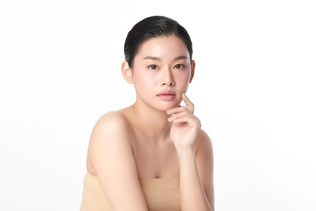 Piękna młoda azjatycka kobieta z czystą, świeżą skórą na białym tle, pielęgnacja twarzy, zabieg na twarz, kosmetologia, uroda i spa, portret azjatyckich kobiet.