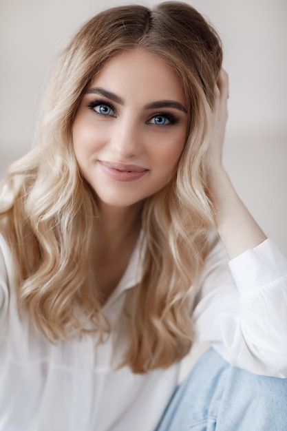 Bezpłatne zdjęcie piękna młoda blond kobieta w domu