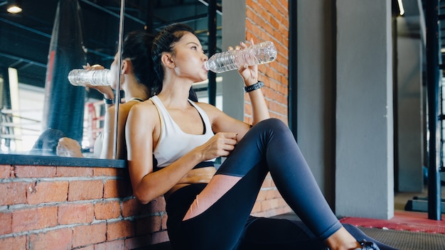 Piękna Młoda Dama Azji ćwiczenia Wody Pitnej Po Treningu Spalania Tłuszczu W Zajęciach Fitness