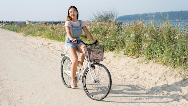 Bezpłatne zdjęcie piękna, młoda dziewczyna, jazda na rowerze na świeżym powietrzu