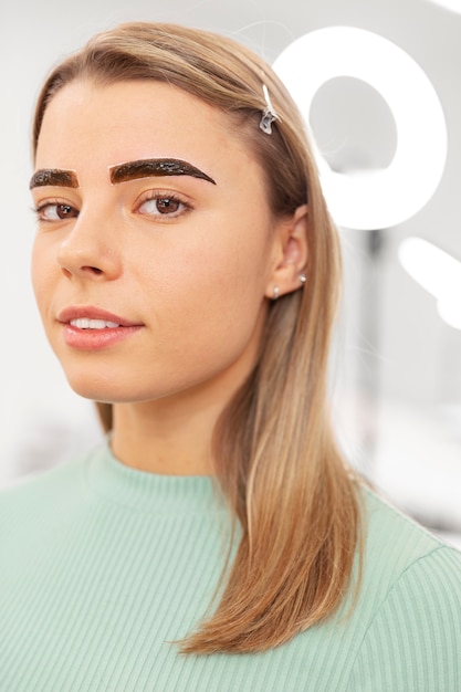 Bezpłatne zdjęcie piękna młoda kobieta przechodzi zabieg microblading