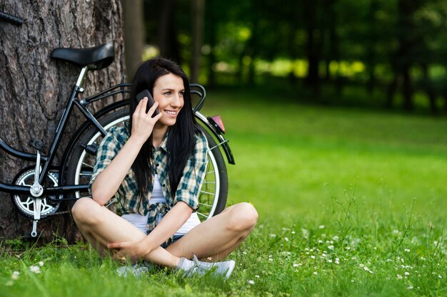 Piękna młoda kobieta rozmawia przez telefon