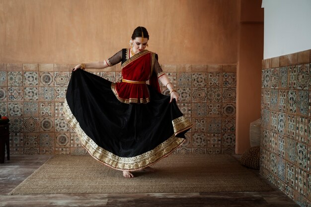 Piękna młoda kobieta ubrana w sari