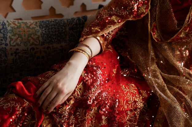 Piękna młoda kobieta ubrana w sari