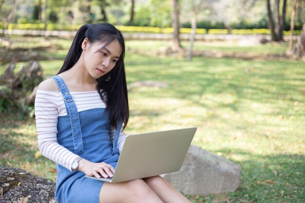 Piękna młoda kobieta używa laptop