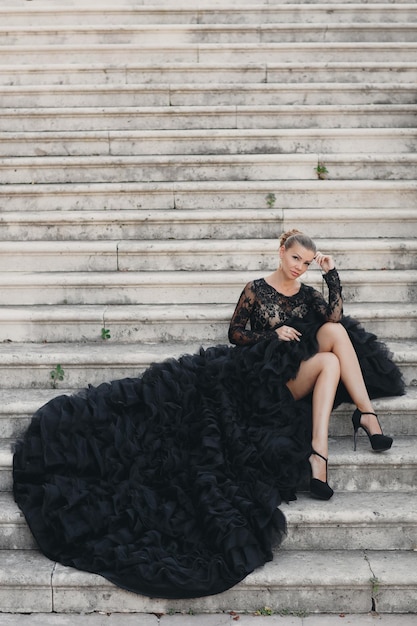 piękna młoda kobieta w luksusowej czarnej sukience w Czarnogórze