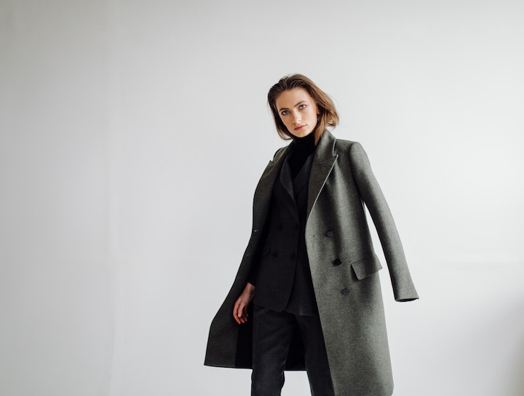 Bezpłatny plik Zdjęcie piękna mody kobieta pozuje z eleganckim kostiumem
