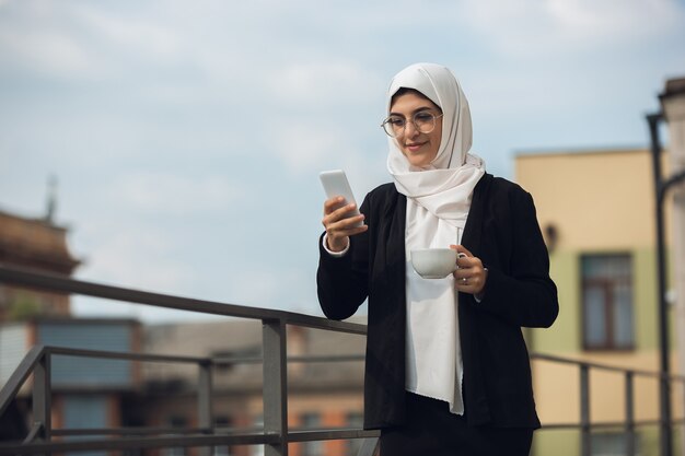 Piękna muzułmańska sukcesy bizneswoman portret pewny siebie szczęśliwy prezes