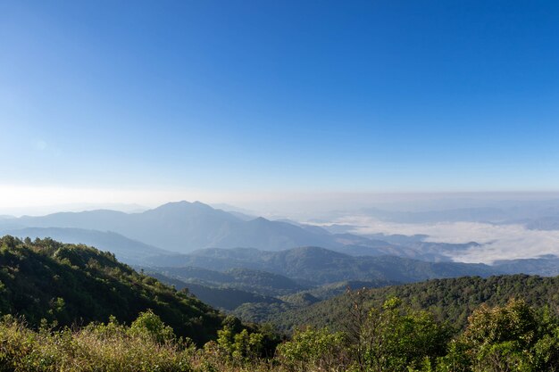 Piękna panoramiczna góra i mgła na niebieskiego nieba tle przy północnym Thailand inthanon parkiem narodowym, Chiang Mai prowincja, panorama krajobrazowy Tajlandia