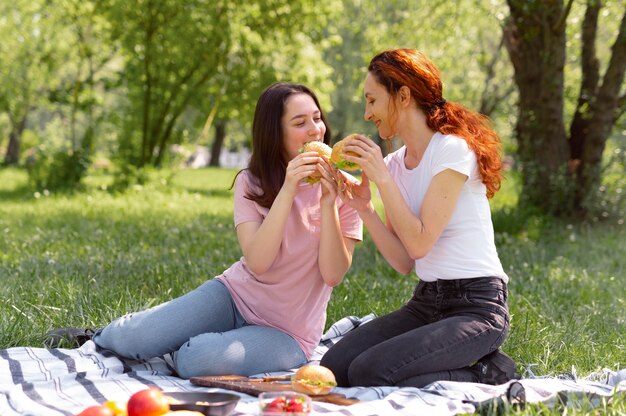 Piękna para lgbt spędzająca razem czas