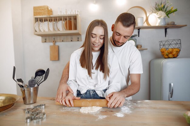 Piękna para przygotowuje jedzenie w kuchni