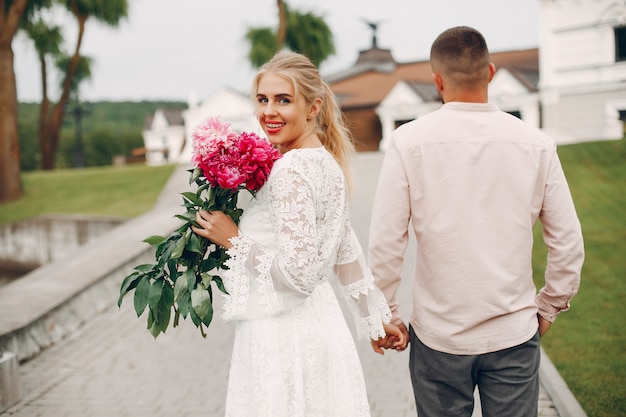 Piękna Para Spędza Czas W Letnim Ogrodzie