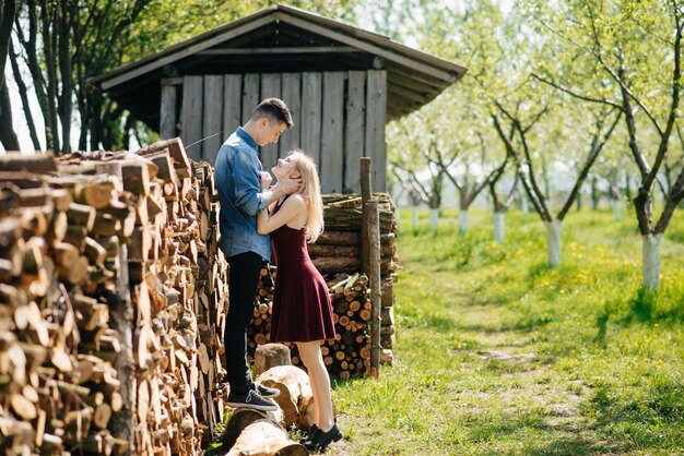 Piękna para spędza czas w letnim parku