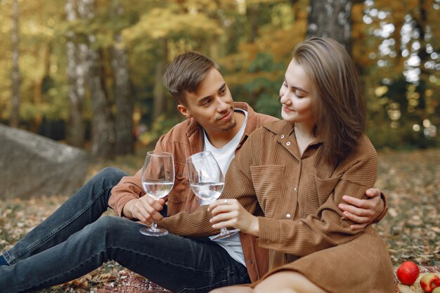 Piękna para spędzać czas w jesiennym parku