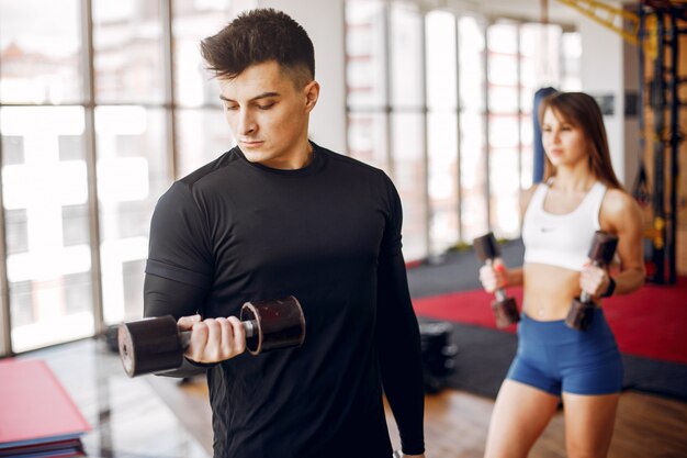 Piękna para sportowa jest zaangażowana w siłownię