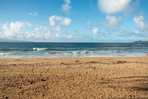 Piękna piaszczysta plaża z błękitnym morzem i niebem