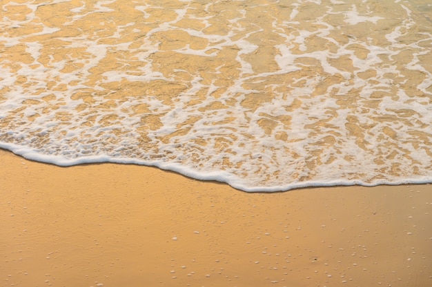 Piękna plaża i morze w czasie wschodu słońca