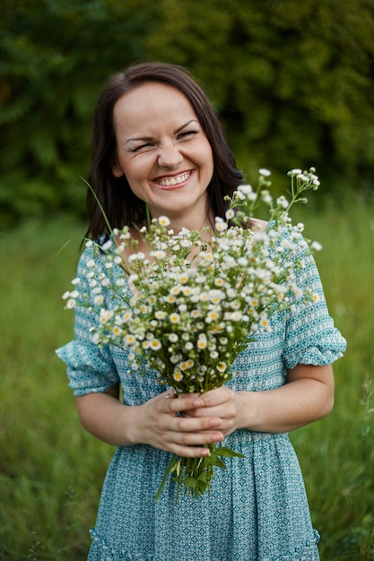 Piękna romantyczna kobieta na zewnątrz