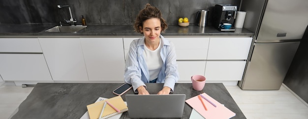 Piękna Samozatrudniona Dziewczyna Pracuje Z Domu Młoda Kobieta Studiuje Online Oglądając Kurs Na Stronie Internetowej