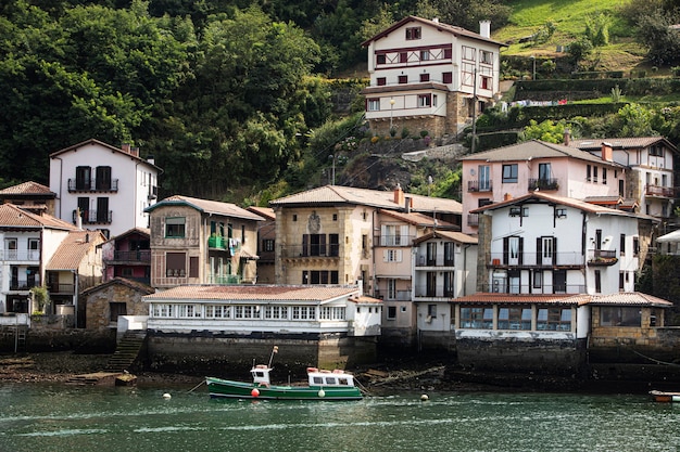 Piękna scena wycieczki samochodowej w san sebastian