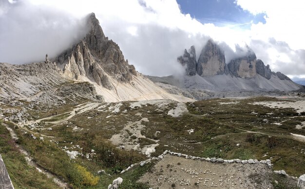 Piękna sceneria formacji skalnych pod białymi chmurami we Włoszech